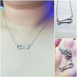 NWOT Safety Pin Necklace
